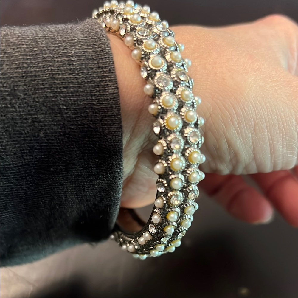Vintage bangle Silver tone  and Pearl rhinestone diamond Bracelet
